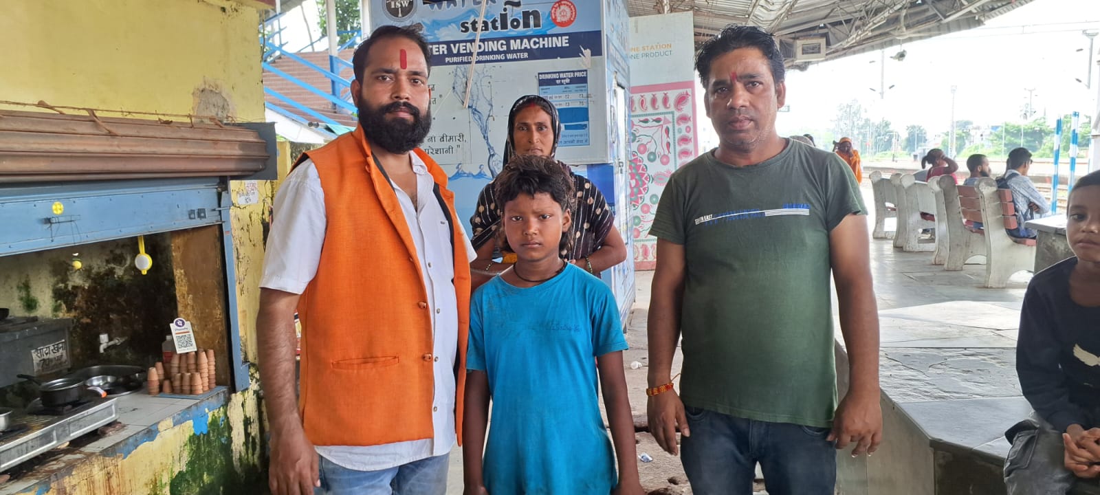 अररिया फोटो:बच्ची के साथ बजरंग दल के कार्यकर्ता अररिया फोटो:बच्ची के साथ बजरंग दल के कार्यकर्ता