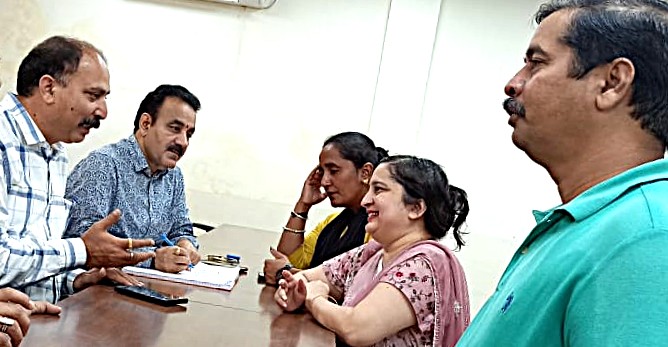 डॉ राजीव भगत ने बीजेपी मुख्यालय में जन शिकायत शिविर लगाया डॉ राजीव भगत ने बीजेपी मुख्यालय में जन शिकायत शिविर लगाया