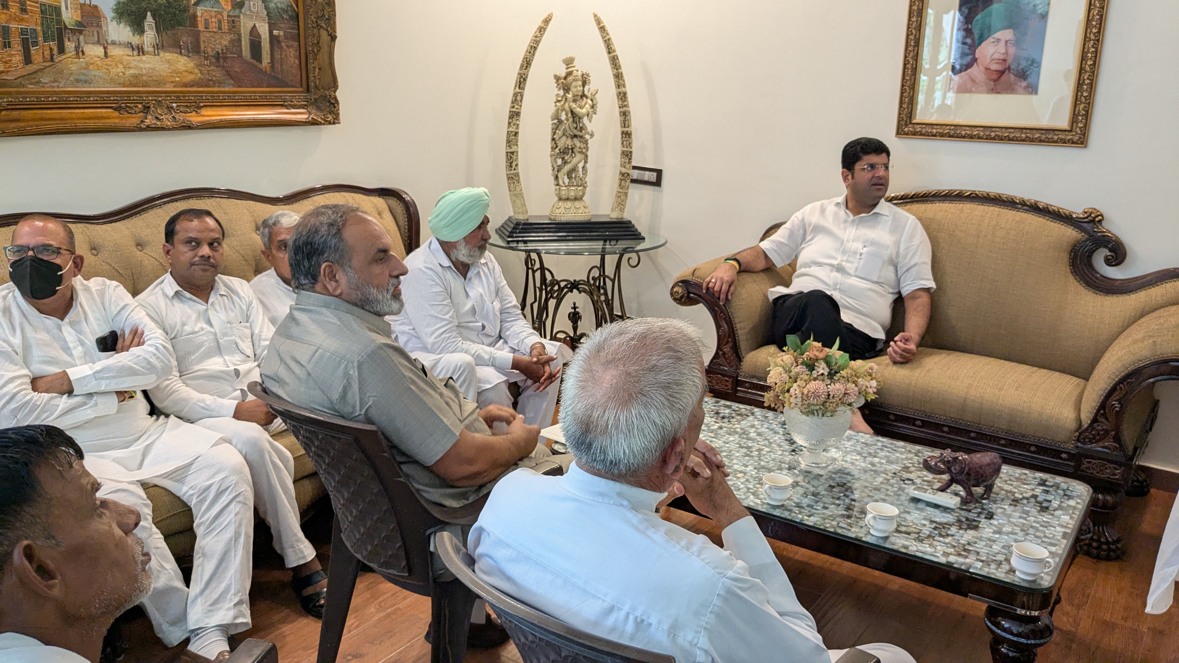 कार्यकर्ताओं के साथ बैठक करते पूर्व डिप्टी सीएम दुष्यंत चौटाला। कार्यकर्ताओं के साथ बैठक करते पूर्व डिप्टी सीएम दुष्यंत चौटाला।