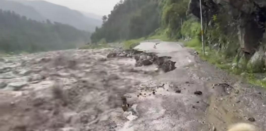 बाढ़ के कारण मनाली लेह मार्ग हुआ क्षतिग्रस्त बाढ़ के कारण मनाली लेह मार्ग हुआ क्षतिग्रस्त