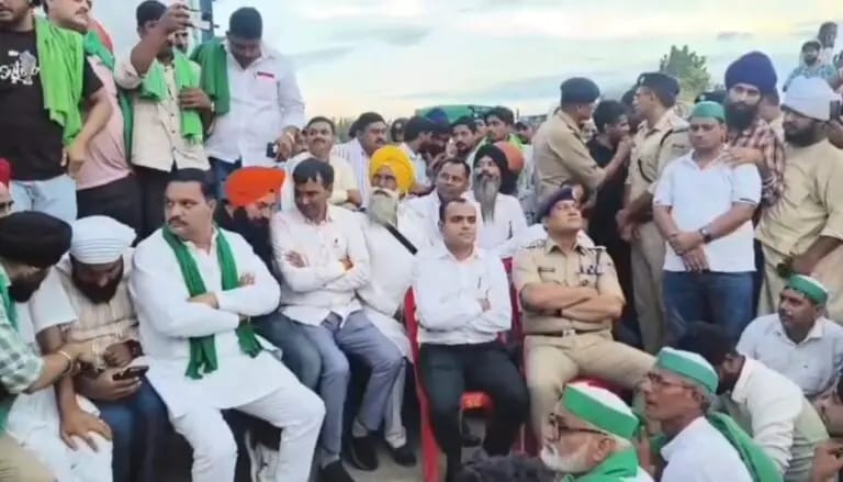 धरने पर बैठे किसानों से वार्ता करते डीएम व एसएसपी धरने पर बैठे किसानों से वार्ता करते डीएम व एसएसपी