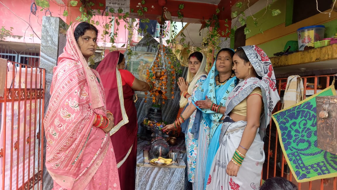 शहर के शिवमंदिर में पूजन करती हुई महिलाएं।