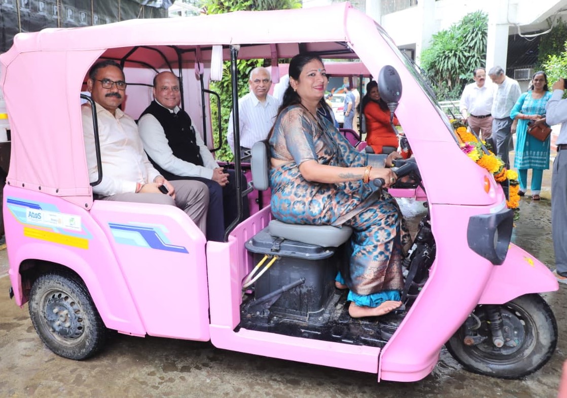 Distraibut e rickshaw women and third cast Distraibut e rickshaw women and third cast