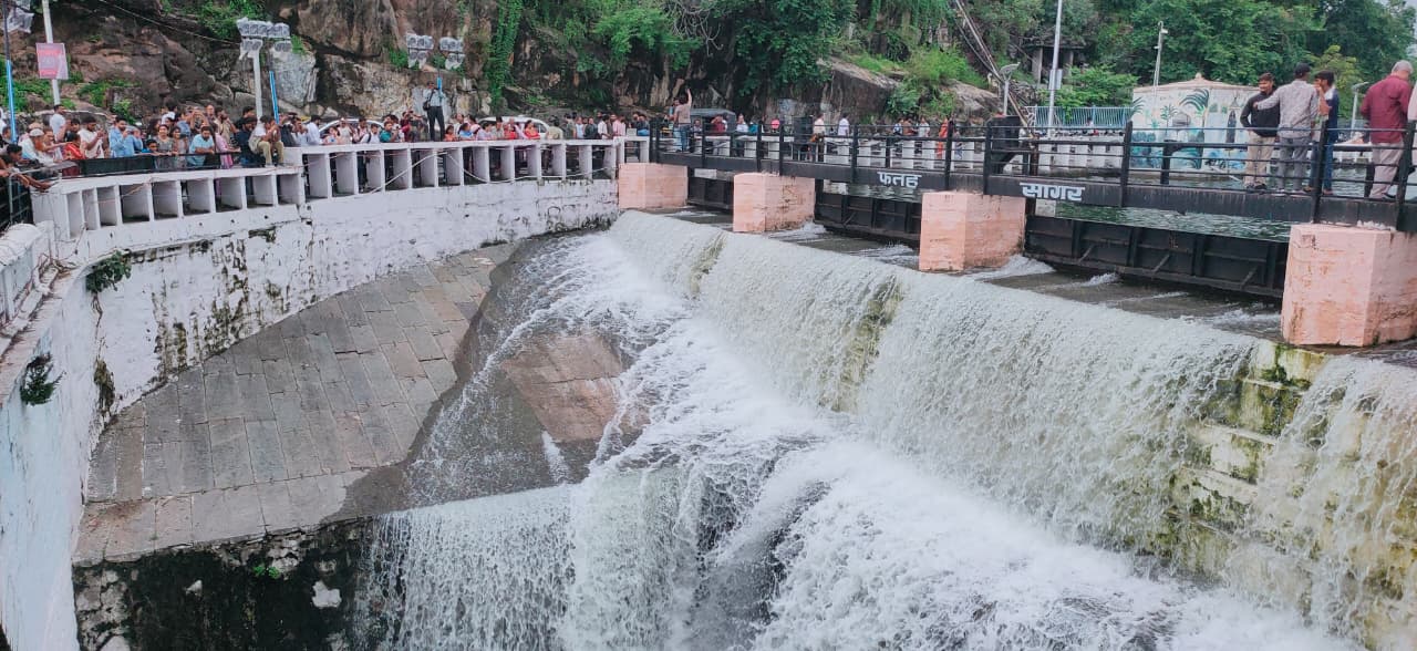 छलक उठा खुशियों का सागर, विश्व प्रसिद्ध फतहसागर झील ओवरफ्लो छलक उठा खुशियों का सागर, विश्व प्रसिद्ध फतहसागर झील ओवरफ्लो