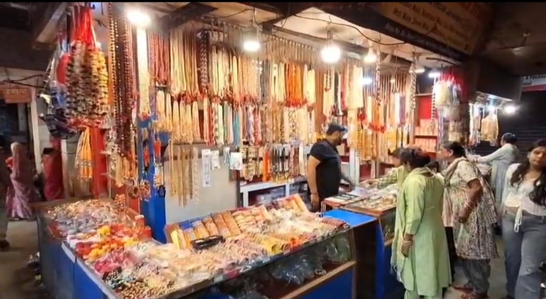 जाह्नवी मार्किट की दुकानें