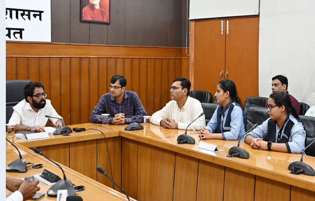सोनीपत: अतिरिक्त उपायुक्त लक्षित सरीन मेद्यावी विथार्यों से चर्चा करते हुए सोनीपत: अतिरिक्त उपायुक्त लक्षित सरीन मेद्यावी विथार्यों से चर्चा करते हुए