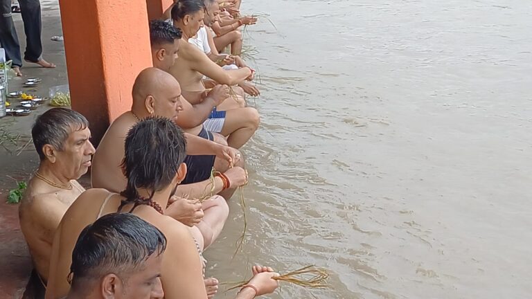 सामवेदी ब्राह्मण श्रावणी उपक्रम करते हुए सामवेदी ब्राह्मण श्रावणी उपक्रम करते हुए