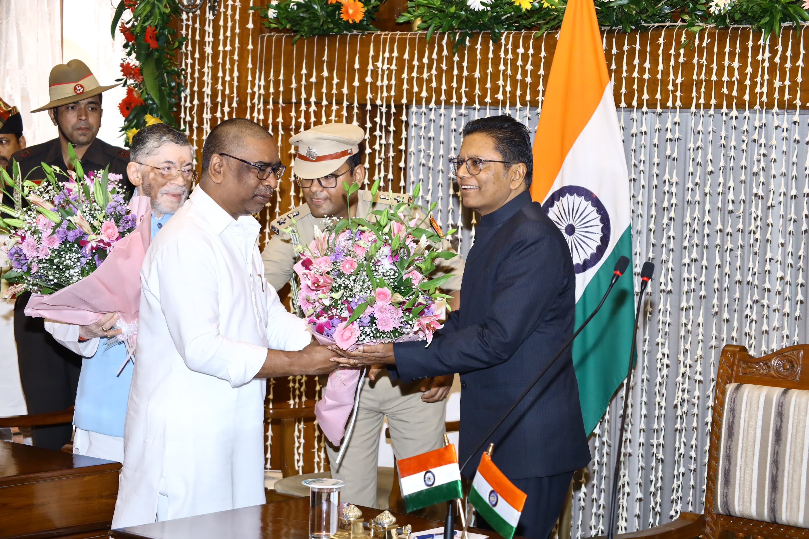 मुख्यमंत्री बधाई देते हुए मुख्यमंत्री बधाई देते हुए