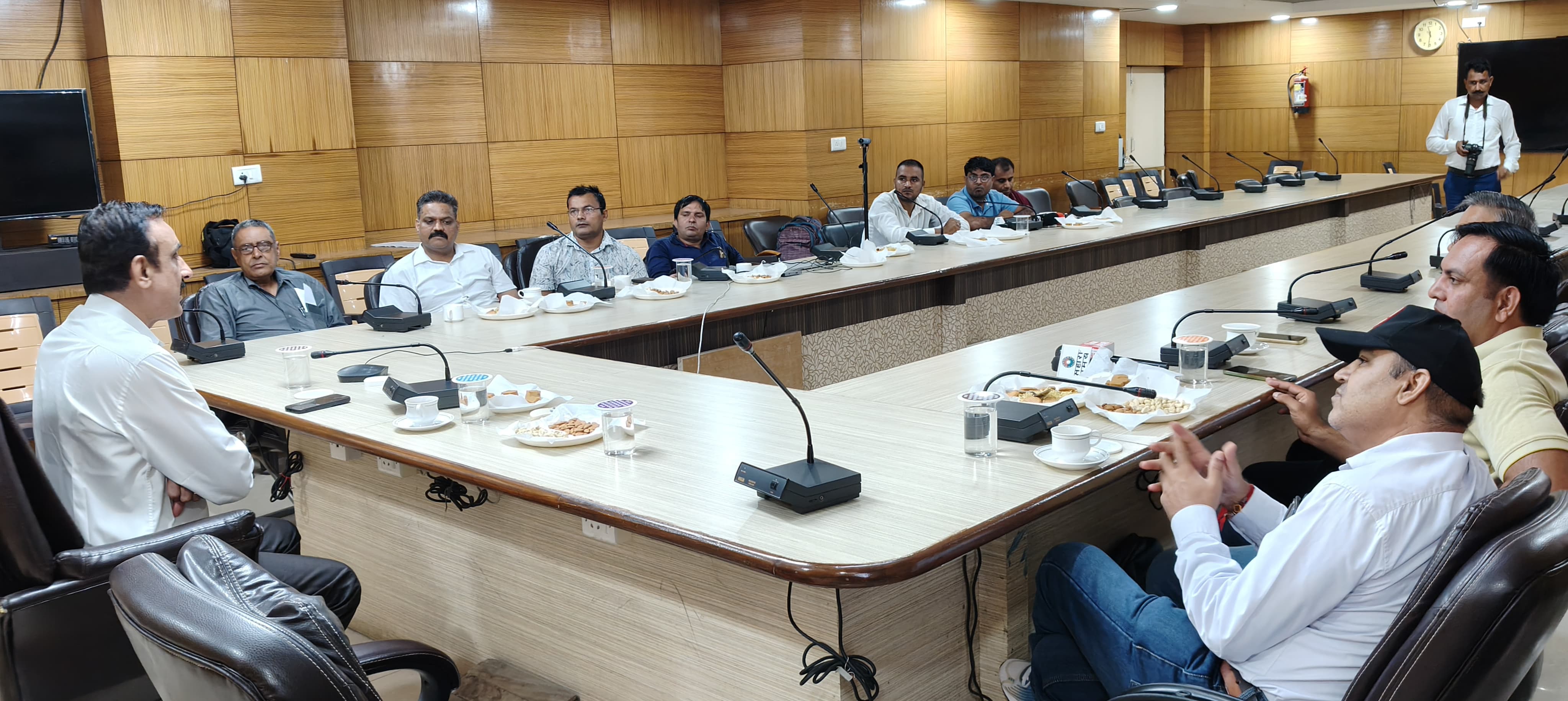 सामाजिक संगठनों के साथ बैठक करते डीसी कैप्टन मनोज कुमार। सामाजिक संगठनों के साथ बैठक करते डीसी कैप्टन मनोज कुमार।