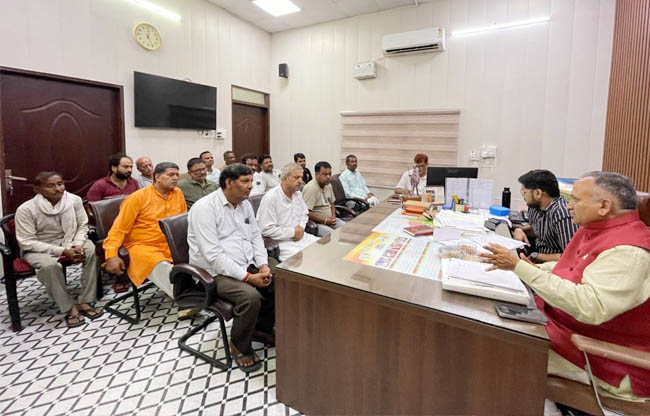सोनीपत: नगर निगम में कबाड़ी दुकानदारों की बैठक लेते हुए मेयर राजीव जैन सोनीपत: नगर निगम में कबाड़ी दुकानदारों की बैठक लेते हुए मेयर राजीव जैन