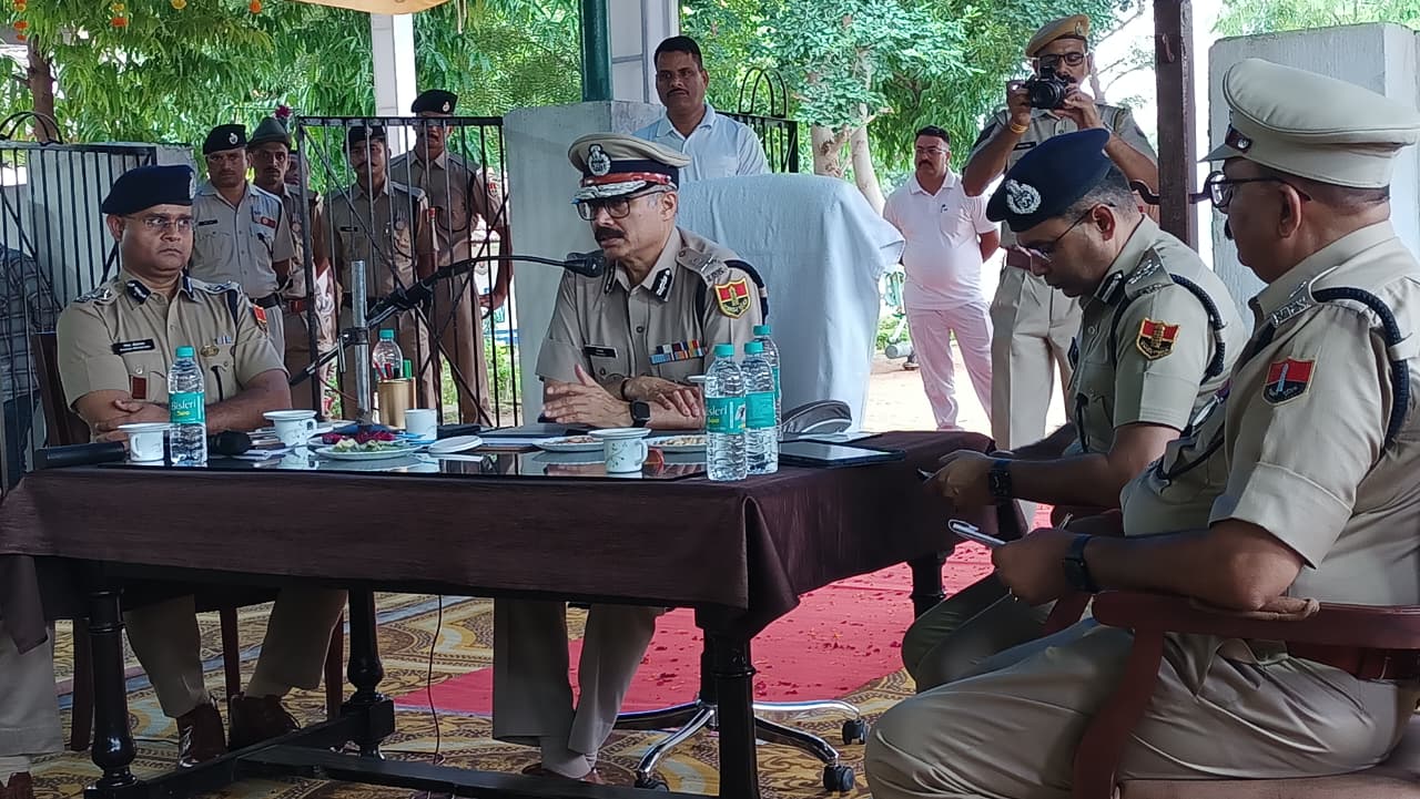 देवल में बेठक लेते हुए