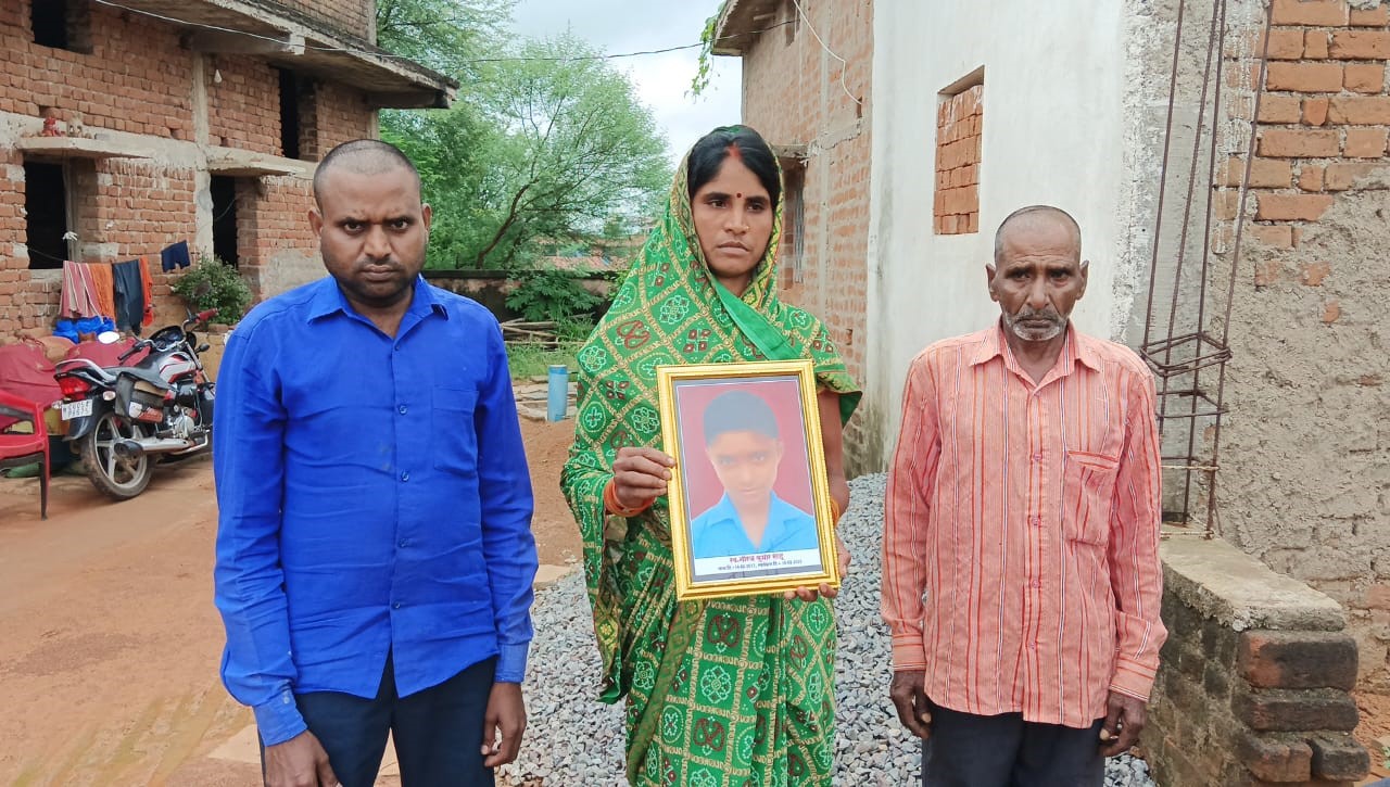मां व स्वजन मृतक की तस्वीर लेकर आरोपित झोलाछाप डाक्टर पर सख्त कार्रवाई की मांग करते हुए।