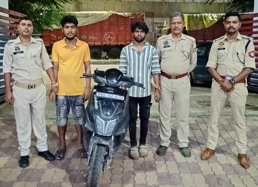 गुवाहाटीः वशिष्ठ पुलिस द्वारा गिरफ्तार चोरी की स्कूटी के साथ दो शातिर चोर गुवाहाटीः वशिष्ठ पुलिस द्वारा गिरफ्तार चोरी की स्कूटी के साथ दो शातिर चोर