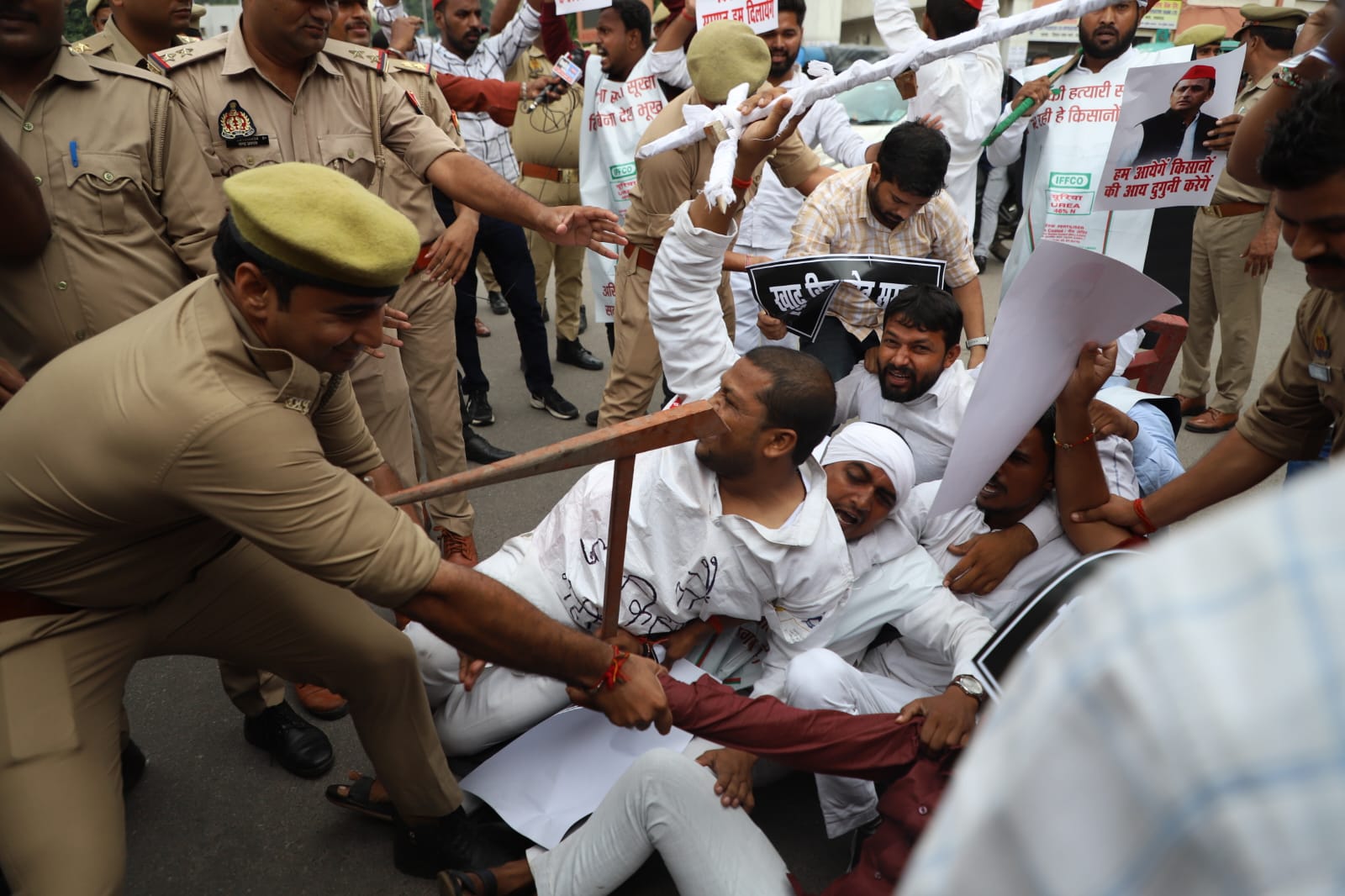 खाद किल्लत को लेकर प्रदर्शनकारियों को ले जाती पुलिस। खाद किल्लत को लेकर प्रदर्शनकारियों को ले जाती पुलिस।