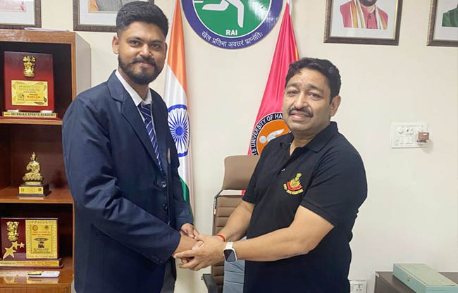 सोनीपत: निशांत यादव को जांधपुर में हेड कोच नियुक्त कुलपति अशोक के साथ सोनीपत: निशांत यादव को जांधपुर में हेड कोच नियुक्त कुलपति अशोक के साथ
