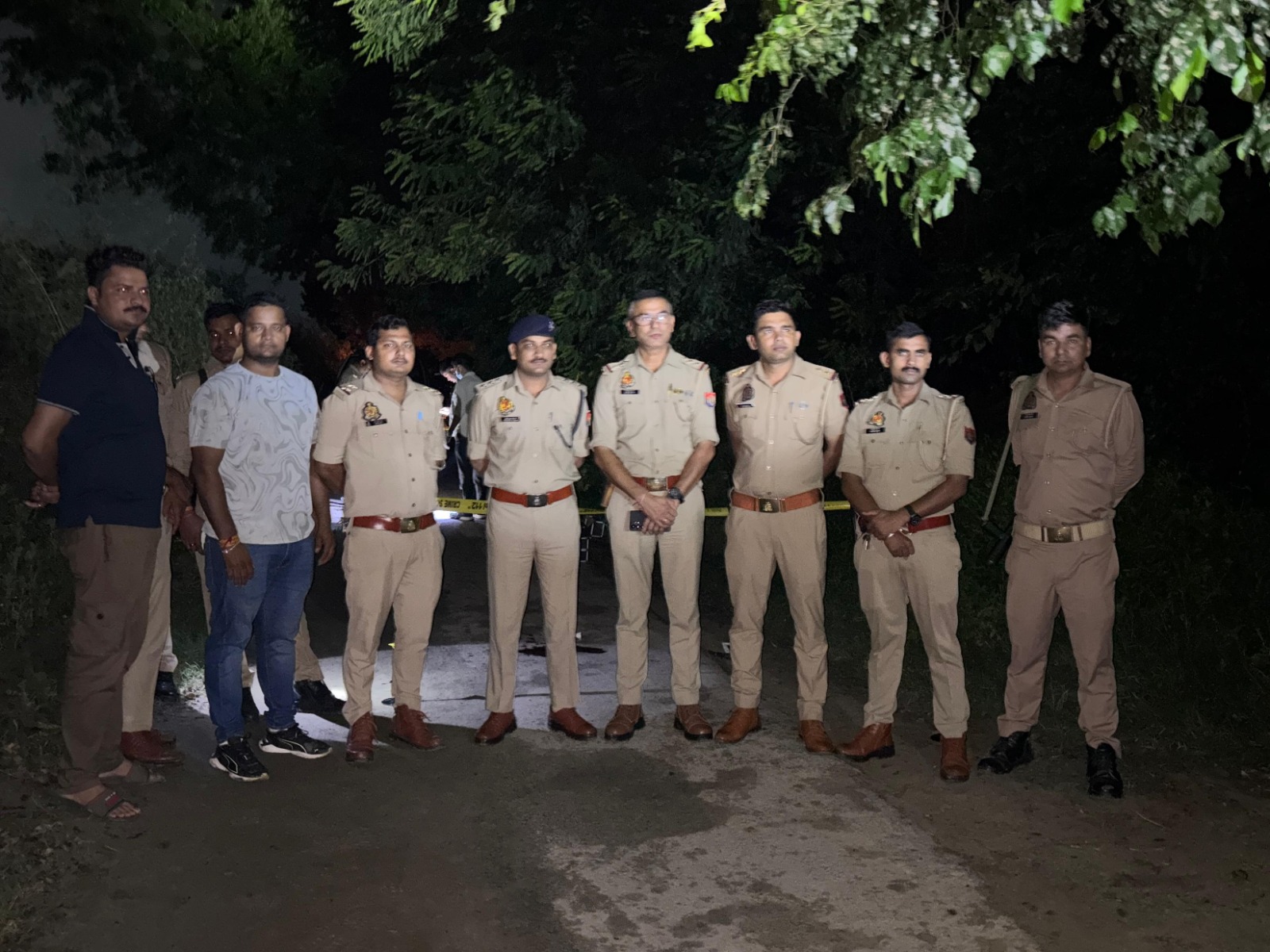 मौके पर मौजूद पुलिस टीम मौके पर मौजूद पुलिस टीम