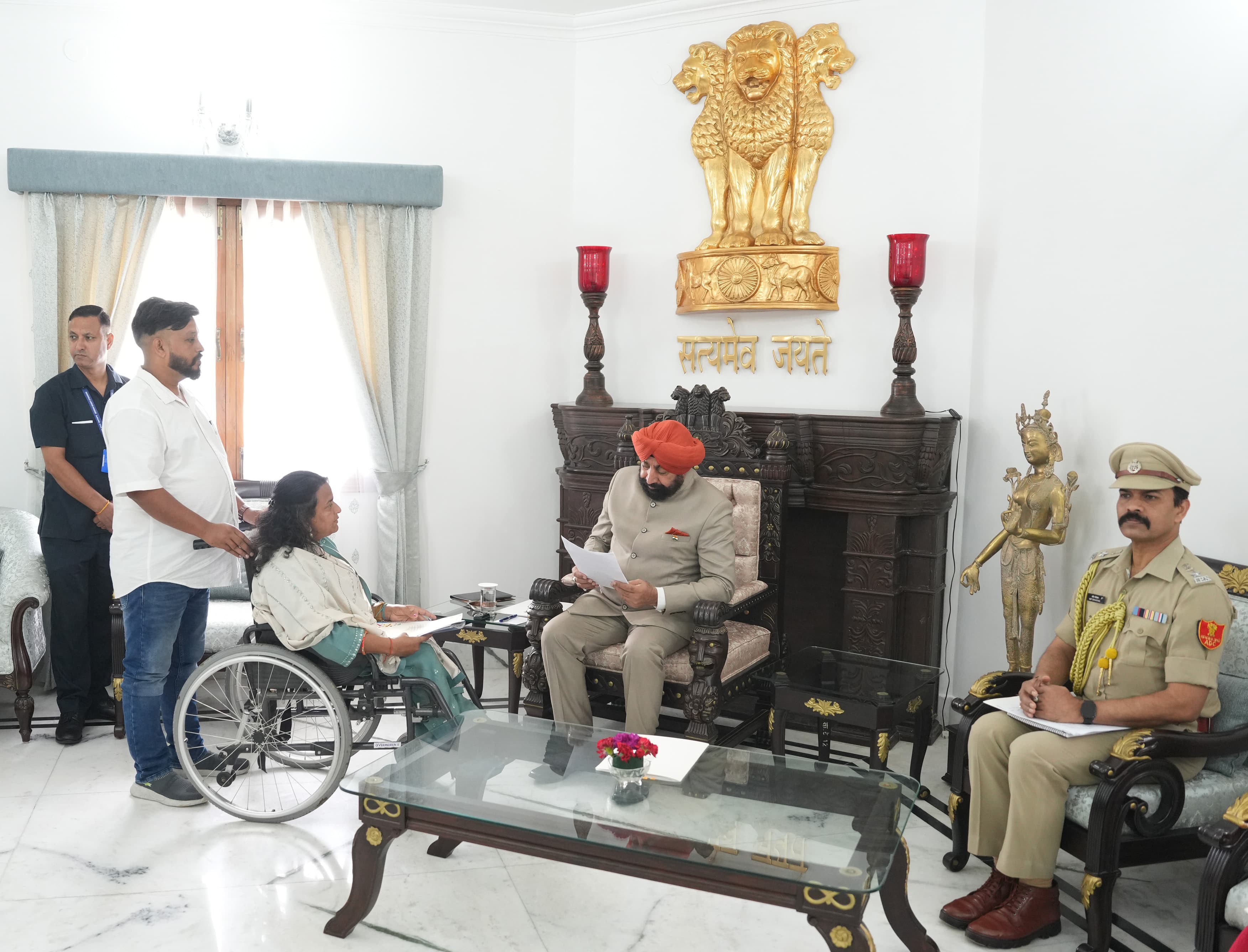राजभवन में राज्यपाल जनता मिलन कार्यक्रम में समस्याएं सुनते। राजभवन में राज्यपाल जनता मिलन कार्यक्रम में समस्याएं सुनते।