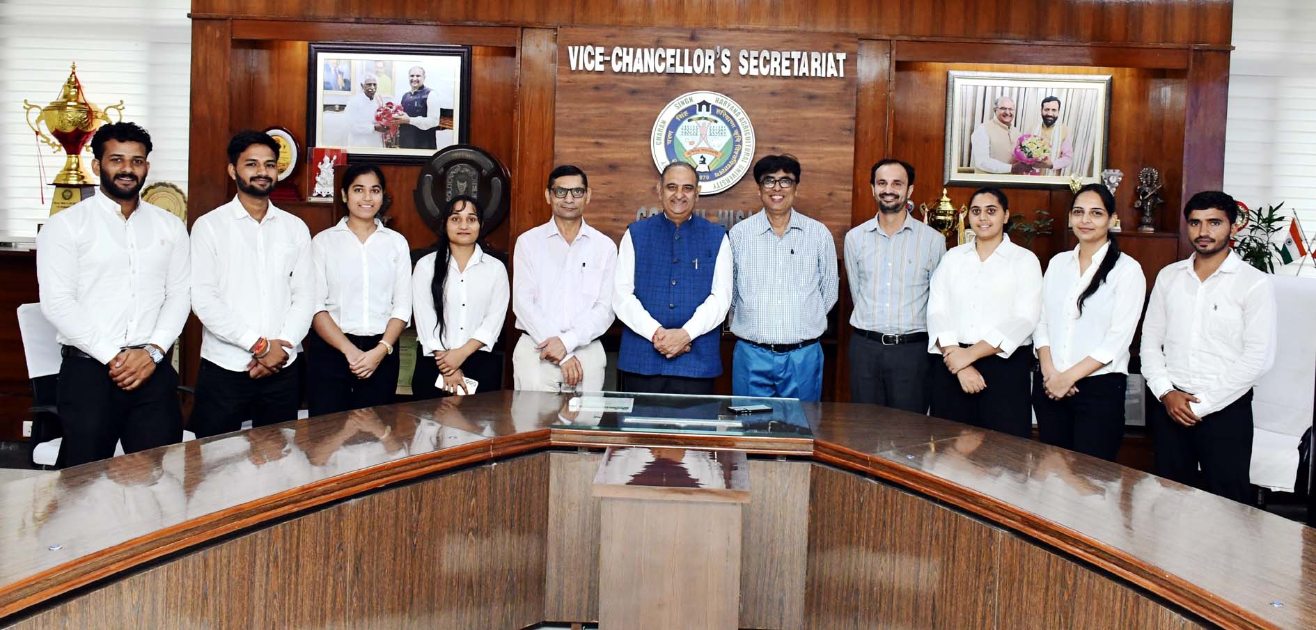 विश्वविद्यालय के कुलपति प्रो. बीआर कम्बोज के साथ चयनित विद्यार्थी। विश्वविद्यालय के कुलपति प्रो. बीआर कम्बोज के साथ चयनित विद्यार्थी।