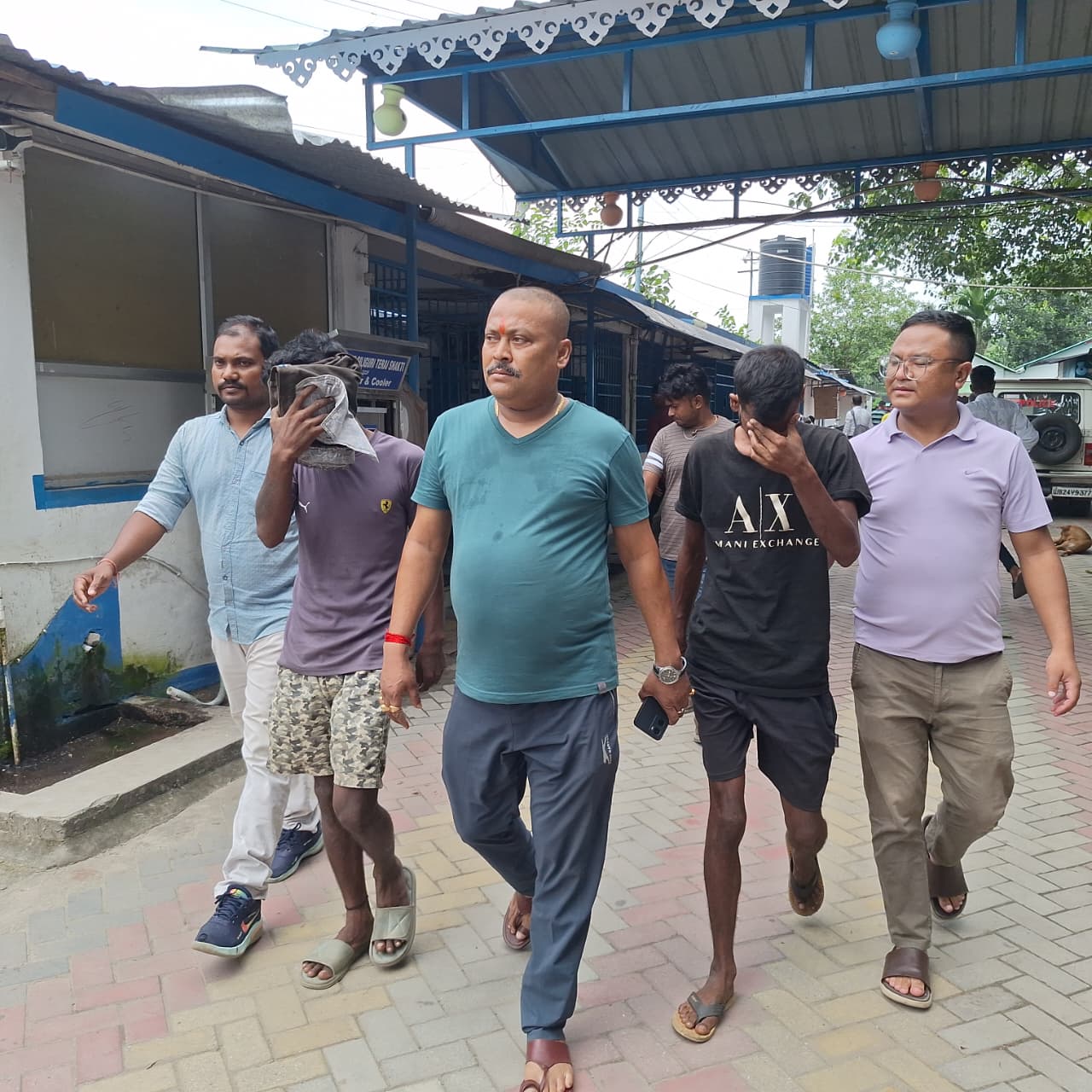 गिरफ्तार आरोपित को ले जाती पुलिस गिरफ्तार आरोपित को ले जाती पुलिस