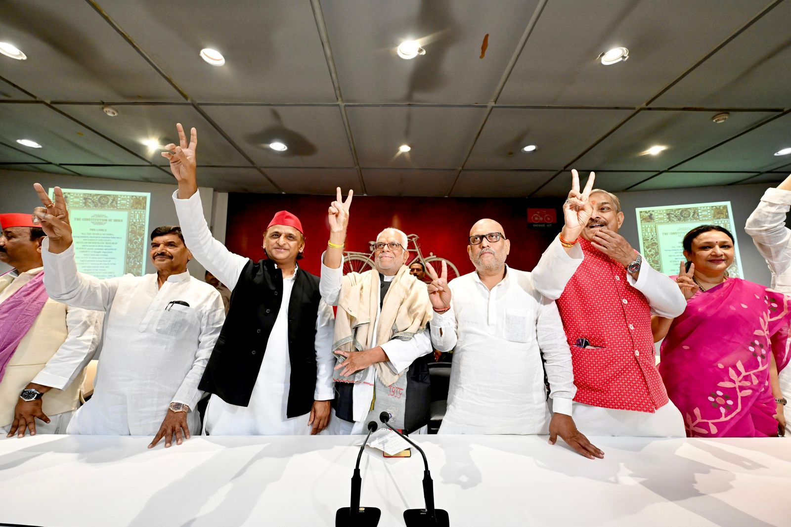 सपा अध्यक्ष अखिलेश यादव एवं इंडिया गठबंधन नेतागणाें के साथ उपराष्ट्रपति पद के उम्मीदवार बी. सुदर्शन रेड्डी सपा अध्यक्ष अखिलेश यादव एवं इंडिया गठबंधन नेतागणाें के साथ उपराष्ट्रपति पद के उम्मीदवार बी. सुदर्शन रेड्डी