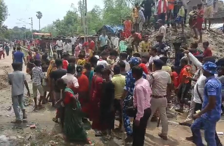 विरोध करते लोग विरोध करते लोग