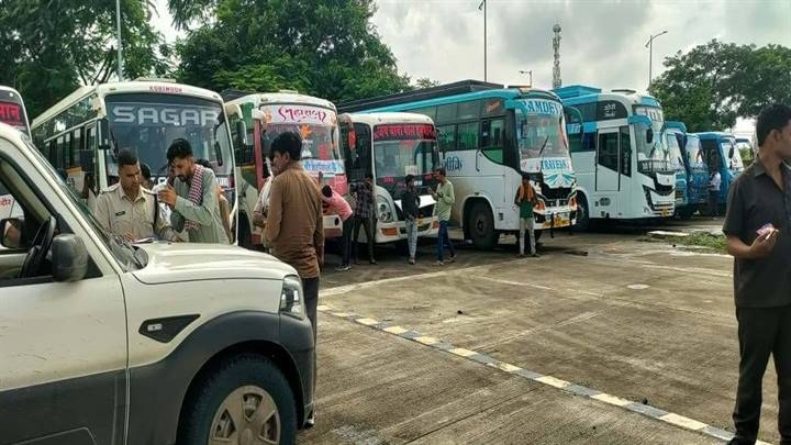 बेतरतीब और आम रास्ता रोककर खड़ी 10 बसें जब्त बेतरतीब और आम रास्ता रोककर खड़ी 10 बसें जब्त