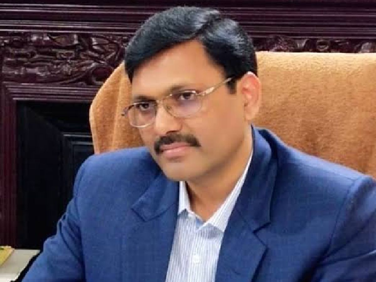 सिक्किम कैडर के आइएएस अधिकारी और मुरादाबाद के मंडलायुक्त रहे आंजनेय कुमार सिंह। सिक्किम कैडर के आइएएस अधिकारी और मुरादाबाद के मंडलायुक्त रहे आंजनेय कुमार सिंह।