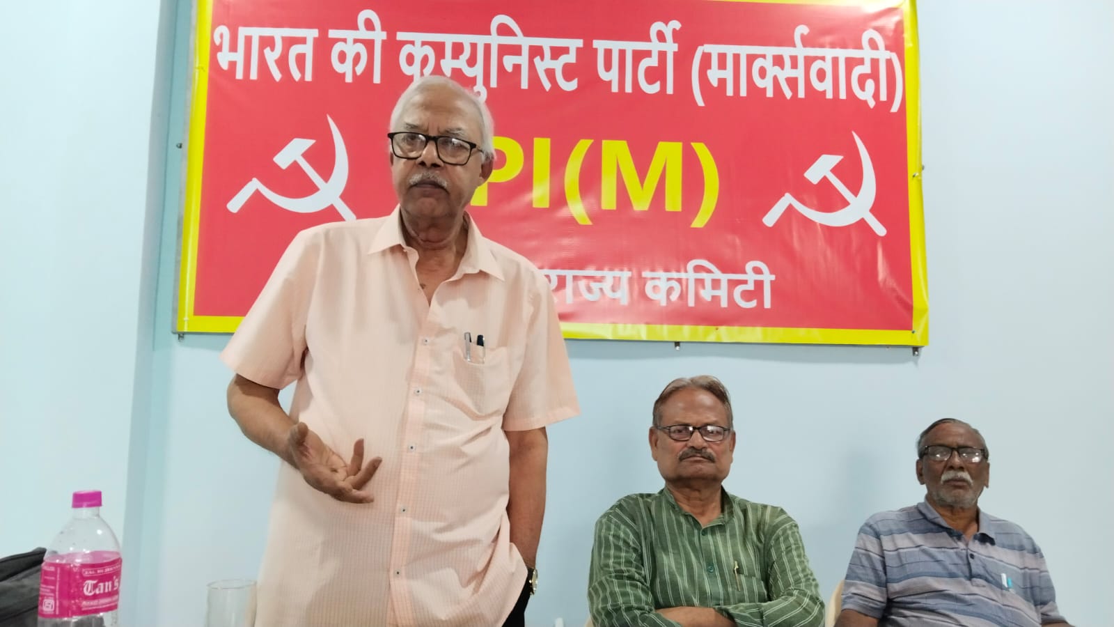 माकपा की बैठक में मौजूद पार्टी के नेता माकपा की बैठक में मौजूद पार्टी के नेता