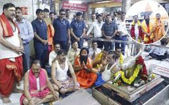 बाबा महाकाल की शरण में पहुंचे योग गुरु रामदेव बाबा महाकाल की शरण में पहुंचे योग गुरु रामदेव