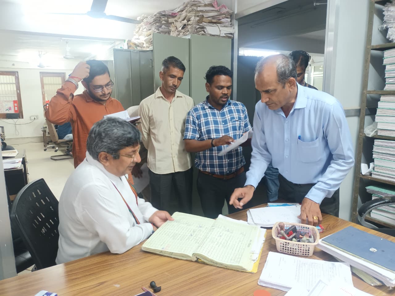 नगर निगम की जन्म-मृत्यु का निरीक्षण करते हुए मेयर प्रवीण पोपली। नगर निगम की जन्म-मृत्यु का निरीक्षण करते हुए मेयर प्रवीण पोपली।