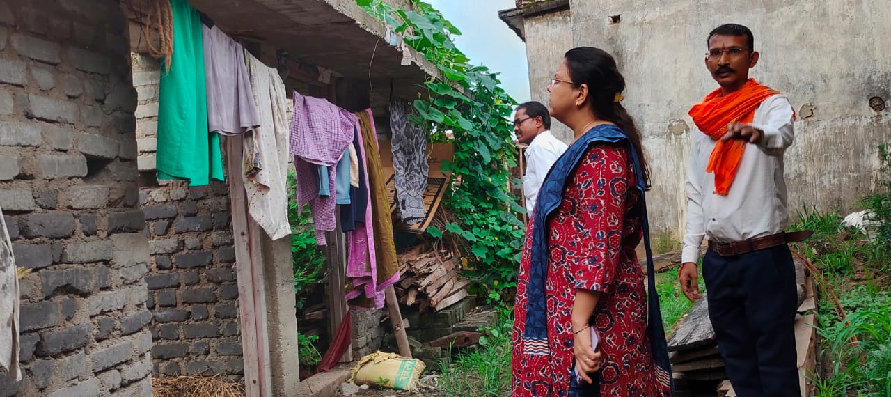 जिला पंचायत सीईओ दिव्या अग्रवाल ग्राम पंचायत अमेरा एवं सोनारदेवरी में बनाए जा रहे आवासों का निरीक्षण करते हुए