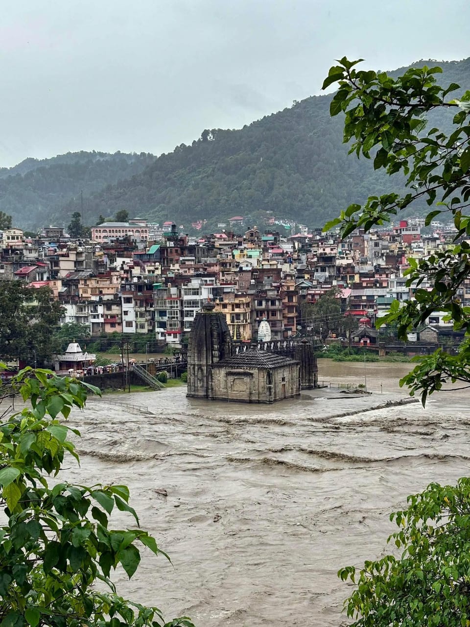 मंडी के पंचवक्त्र मंदिर तक पहुंचा ब्यास का पानी। मंडी के पंचवक्त्र मंदिर तक पहुंचा ब्यास का पानी।