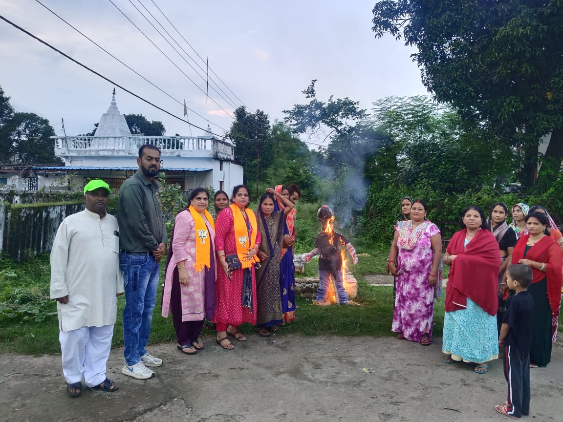 महिला मोर्चा ने जीतू पटवारी का पुतला दहन करती महिला मोर्चा ने जीतू पटवारी का पुतला दहन करती