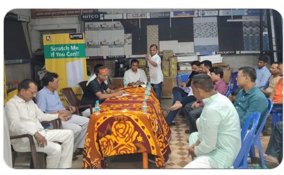 बैठक में यंत्रणा करते नेता बैठक में यंत्रणा करते नेता
