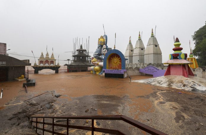 जम्मू क्षेत्र में बारिश से तबाही: वैष्णो देवी मार्ग पर भूस्खलन में 6 समेत 10 की मौत जम्मू क्षेत्र में बारिश से तबाही: वैष्णो देवी मार्ग पर भूस्खलन में 6 समेत 10 की मौत