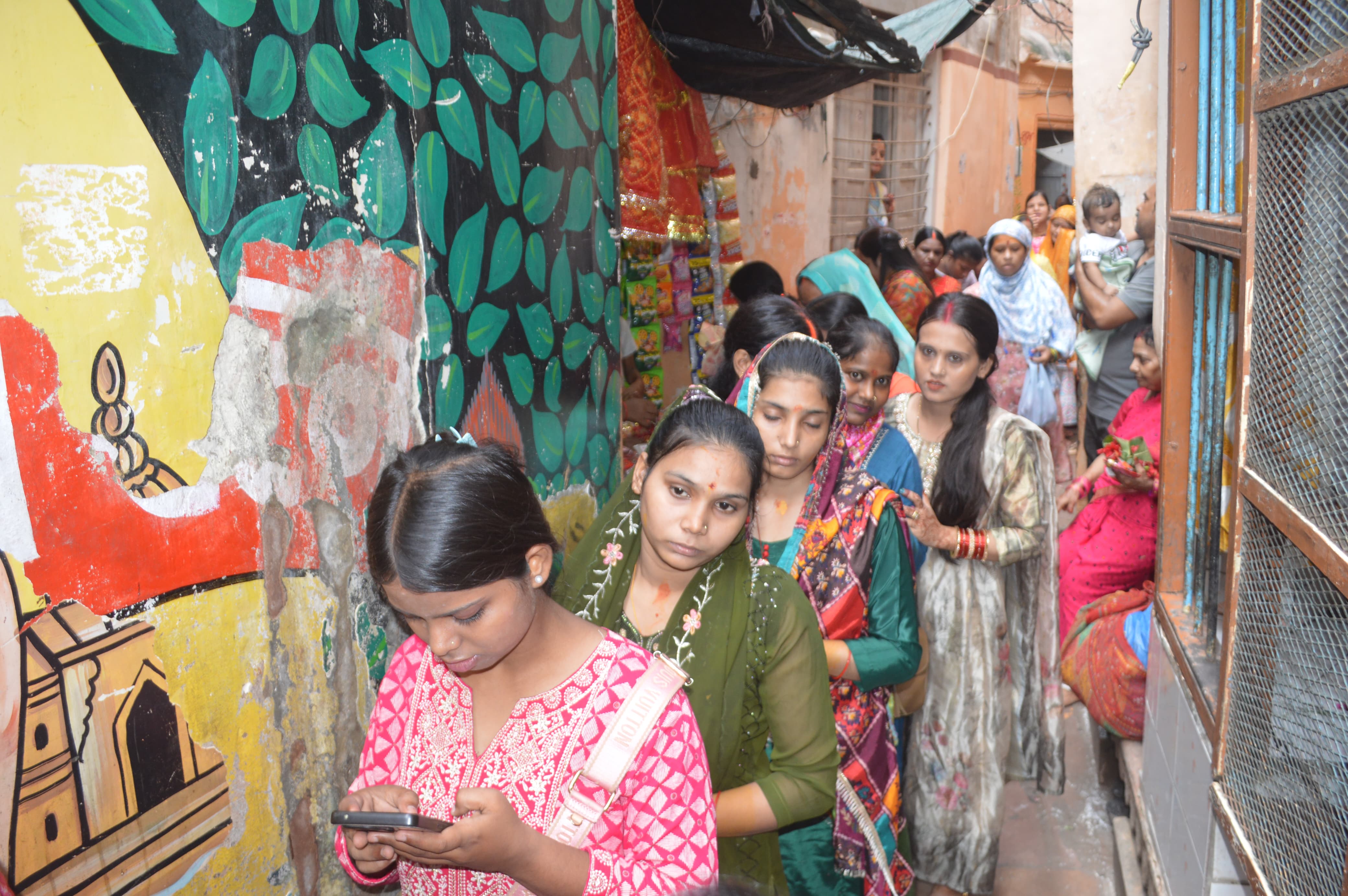 मंगलागौरी के दरबार में दर्शन पूजन के लिए कतारबद्ध महिलाएं मंगलागौरी के दरबार में दर्शन पूजन के लिए कतारबद्ध महिलाएं