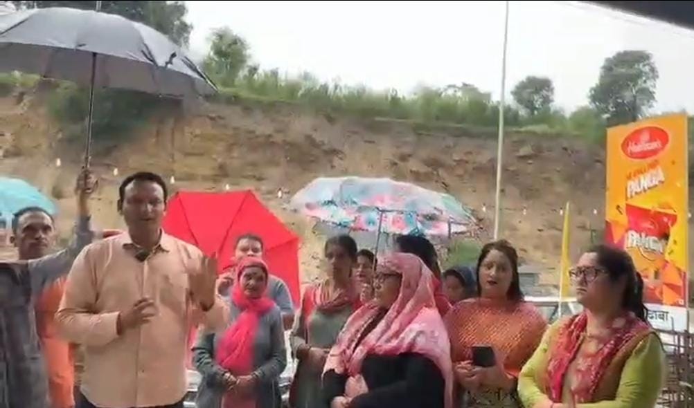टकोली वार्ड नंबर दो के बाशिंदे भूस्खलन की जानकारी देते हुए। टकोली वार्ड नंबर दो के बाशिंदे भूस्खलन की जानकारी देते हुए।