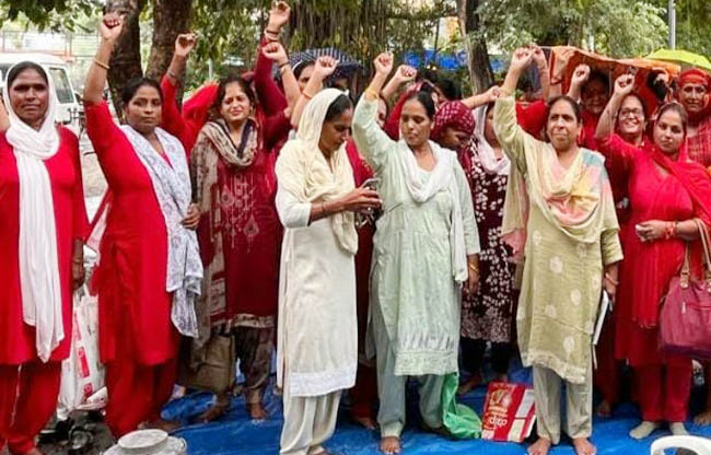सोनीपत: मानदेय नहीं मिलने के विरोध में आशा वर्कर्स यूनियन धरना देते हुए। सोनीपत: मानदेय नहीं मिलने के विरोध में आशा वर्कर्स यूनियन धरना देते हुए।