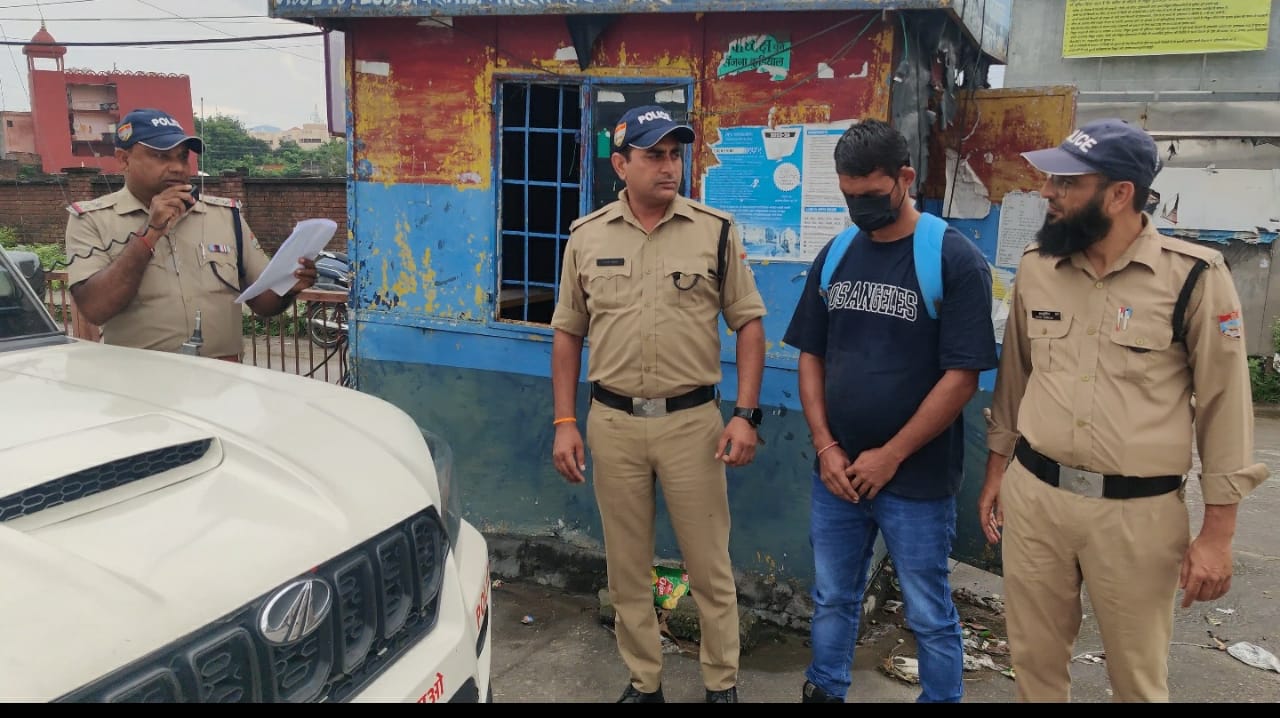 देहरादून पुलिस अभियुक्त को जिला बदर करती। देहरादून पुलिस अभियुक्त को जिला बदर करती।