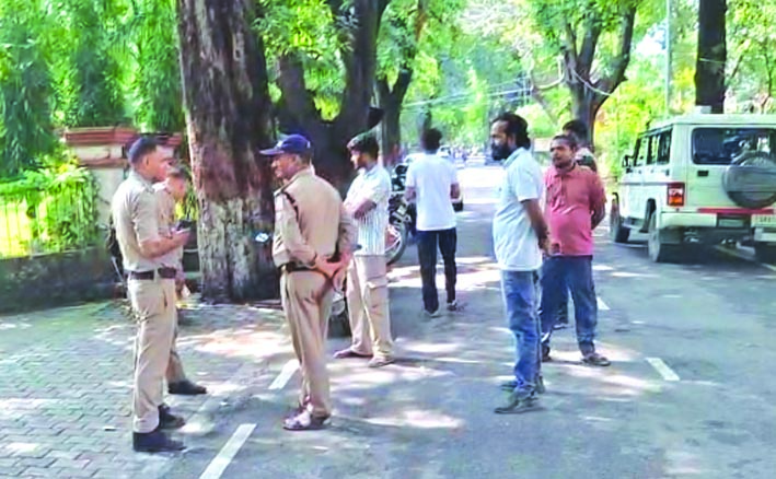 घटनास्थल पर पुलिस घटनास्थल पर पुलिस