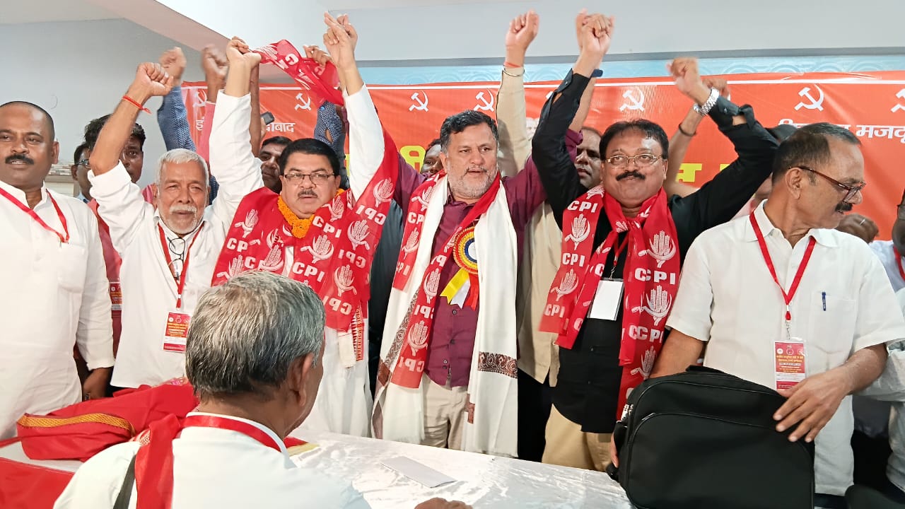 भाकपा के राज्य सम्मेलन के समापन पर मौजूद पार्टी के नेता भाकपा के राज्य सम्मेलन के समापन पर मौजूद पार्टी के नेता