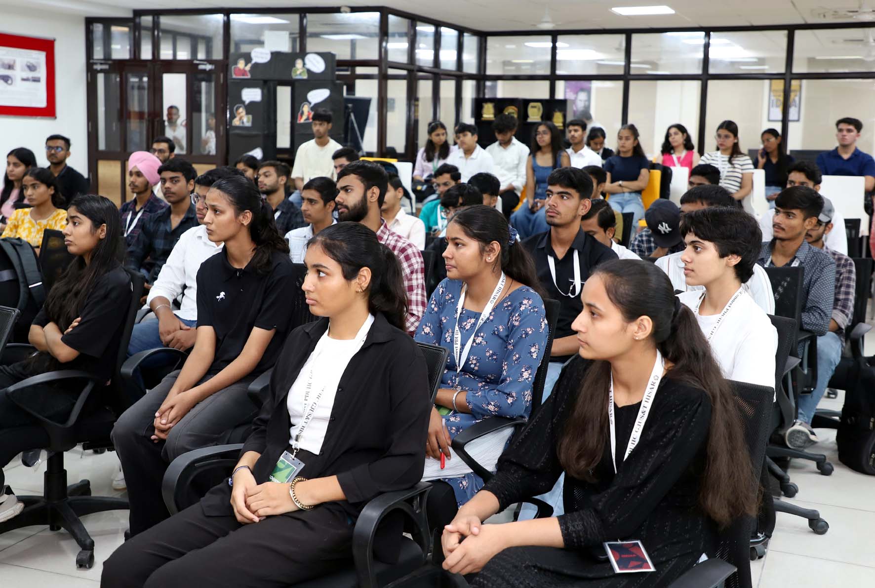 तीन दिवसीय ई शिखर सम्मेलन 2025 में विशेष व्याख्यान में उपस्थित प्रतिभागी। तीन दिवसीय ई शिखर सम्मेलन 2025 में विशेष व्याख्यान में उपस्थित प्रतिभागी।