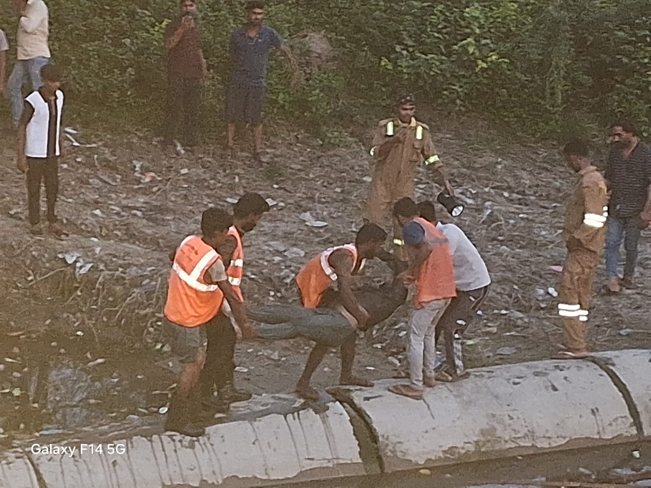 मौके से शव को बाहर निकालने हुए नगर पालिका परिषद के कर्मचारी मौके से शव को बाहर निकालने हुए नगर पालिका परिषद के कर्मचारी