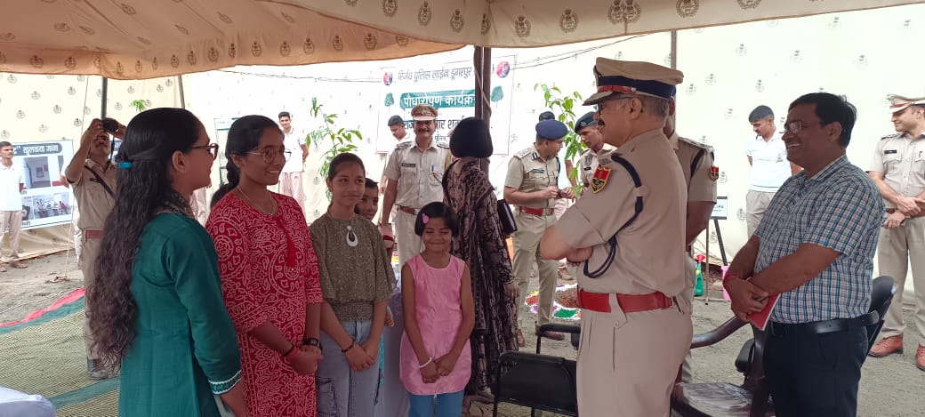 डूंगरपुर पुलिस लाइन में बच्चियों से संवाद डूंगरपुर पुलिस लाइन में बच्चियों से संवाद