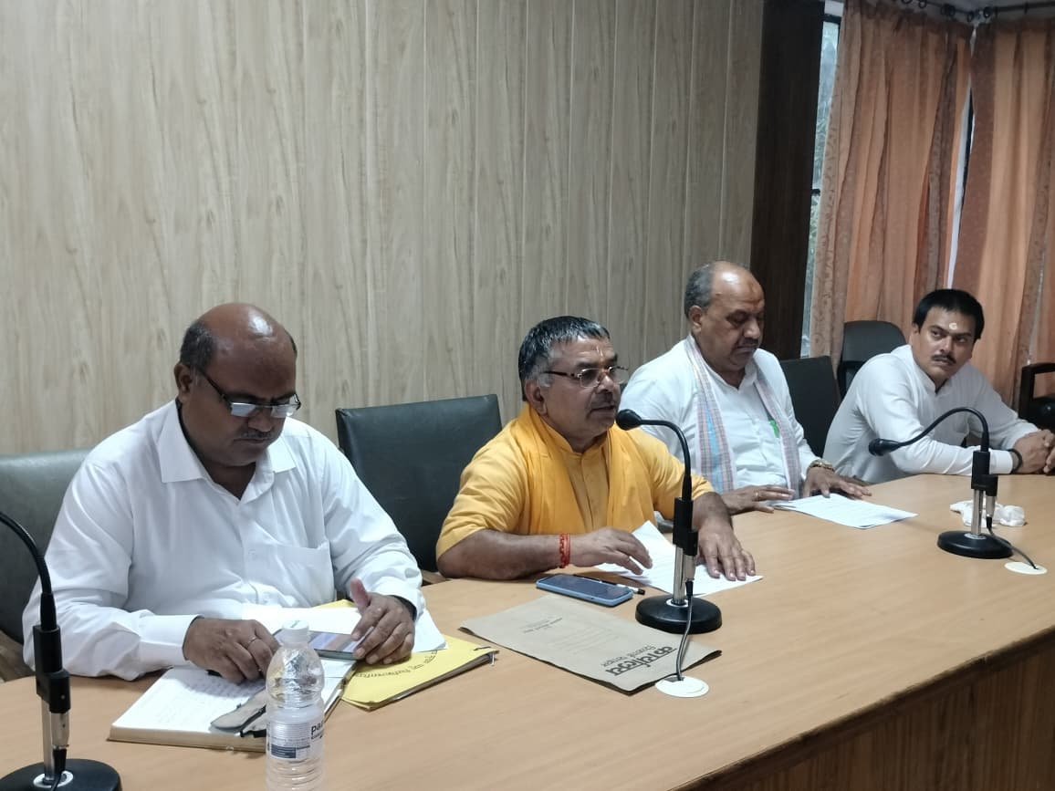 अष्टभुजा निरीक्षण गृह सभागार में प्रेसवार्ता करते उत्तर प्रदेश गो सेवा आयोग के अध्यक्ष श्याम बिहारी गुप्ताव अन्य। अष्टभुजा निरीक्षण गृह सभागार में प्रेसवार्ता करते उत्तर प्रदेश गो सेवा आयोग के अध्यक्ष श्याम बिहारी गुप्ताव अन्य।