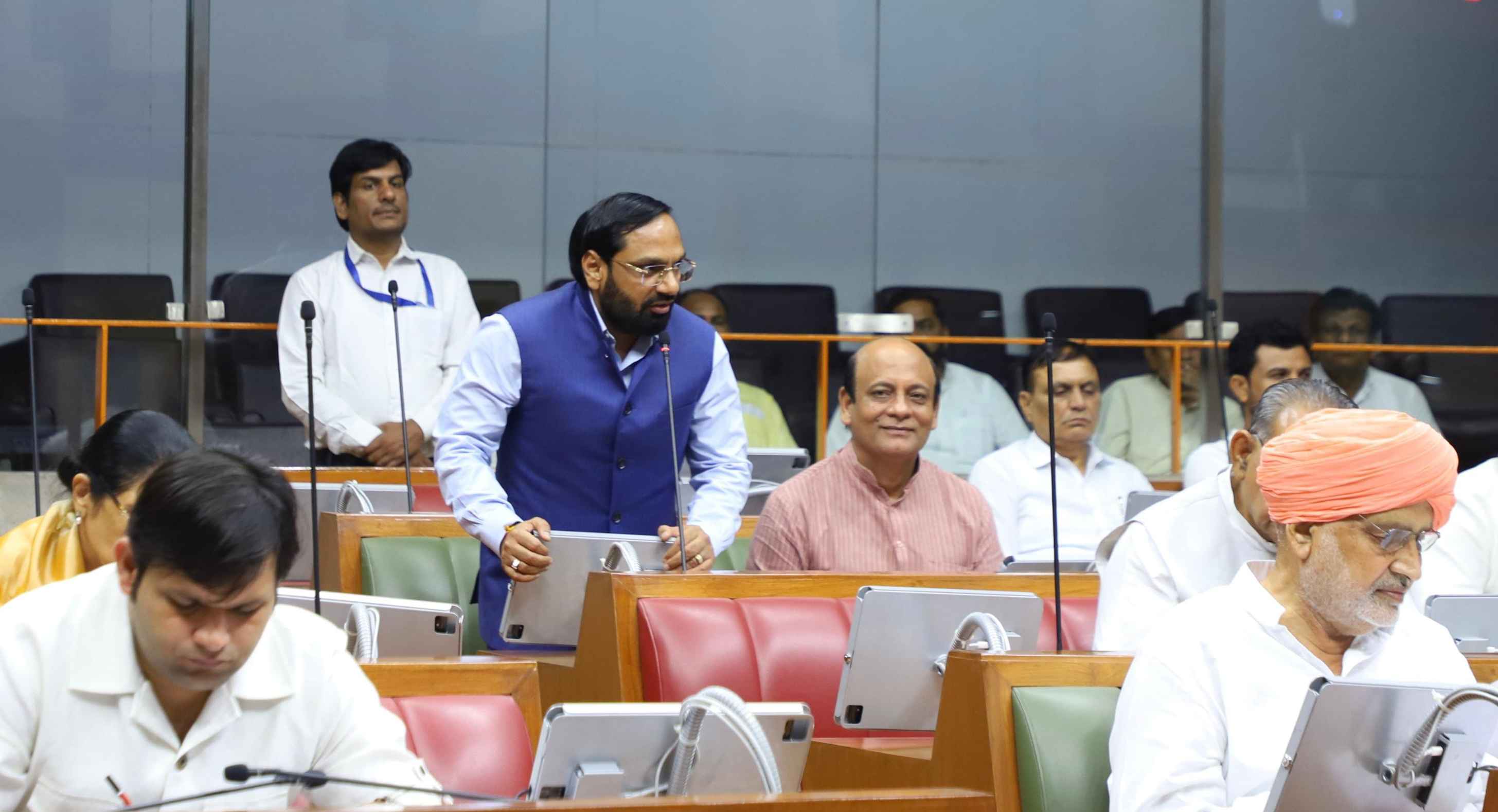 विधानसभा में नपा की दुकानों के मालिकाना हक दिए जाने की मांग उठाते हुए विधायक देवेंद्र चतरभुज अत्री। विधानसभा में नपा की दुकानों के मालिकाना हक दिए जाने की मांग उठाते हुए विधायक देवेंद्र चतरभुज अत्री।