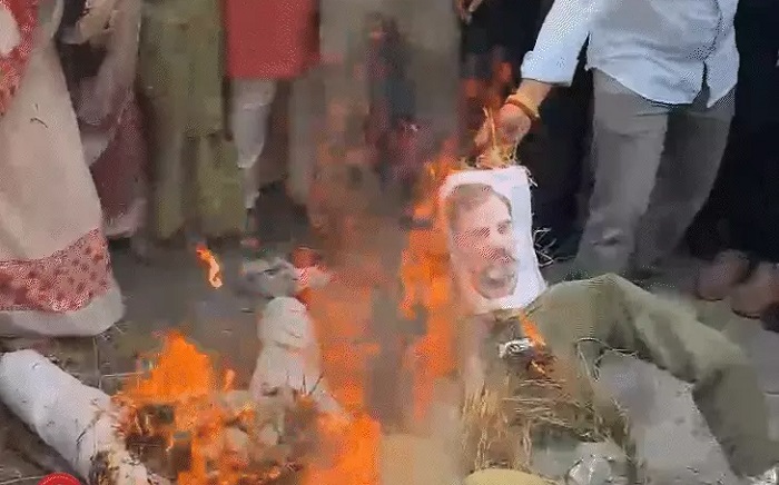 महिला मोर्चा ने पुतला जलाकर किया प्रदर्शन महिला मोर्चा ने पुतला जलाकर किया प्रदर्शन