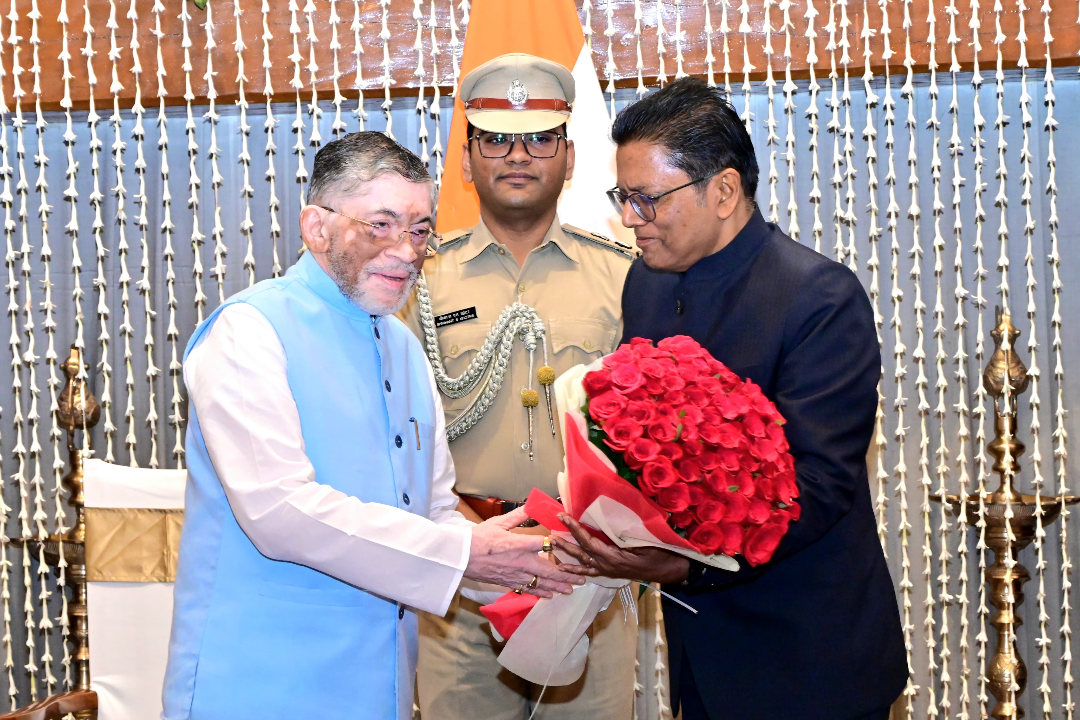 राज्यपाल बधाई देते हुए राज्यपाल बधाई देते हुए