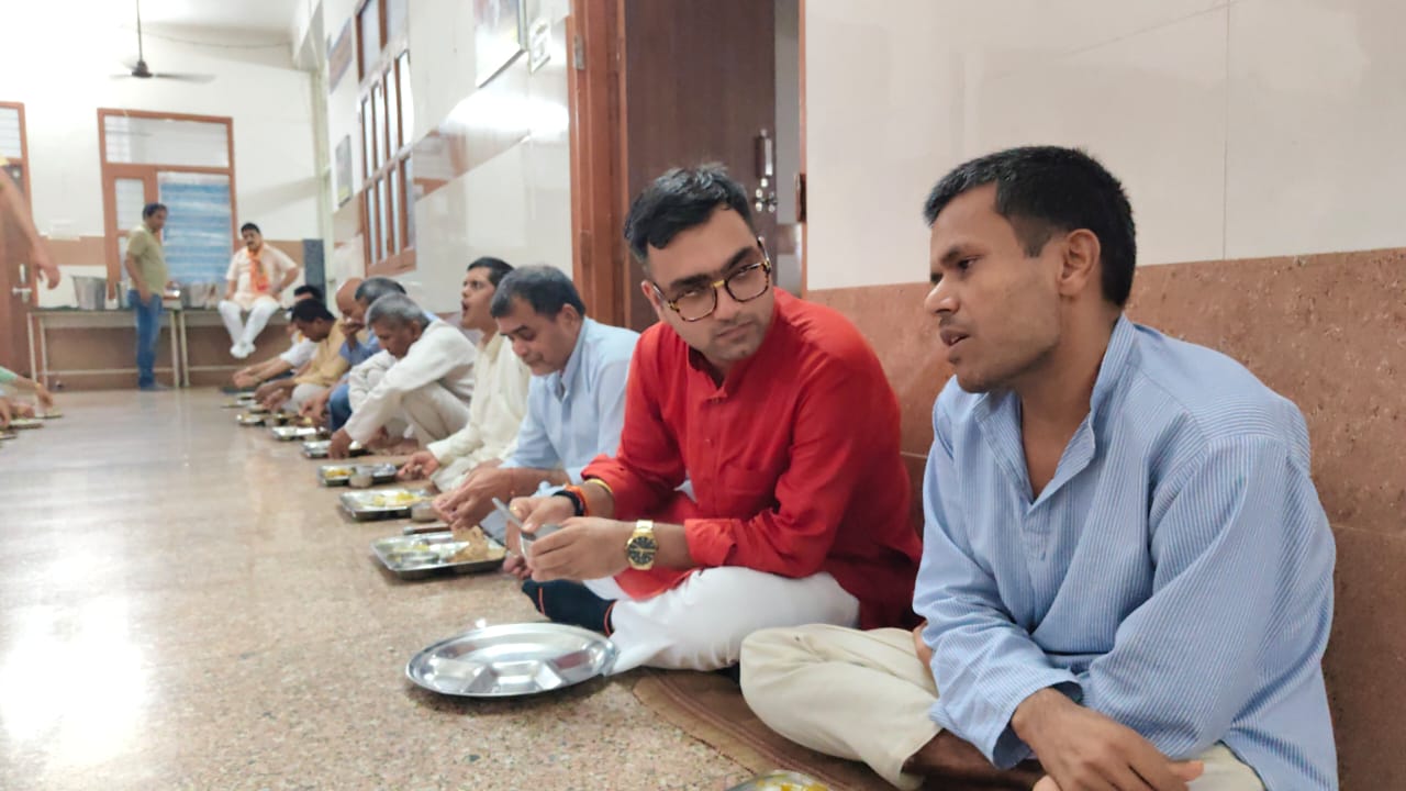 वृद्धों के साथ खाना खाते हुए रूद्राक्ष मिड्ढा। वृद्धों के साथ खाना खाते हुए रूद्राक्ष मिड्ढा।