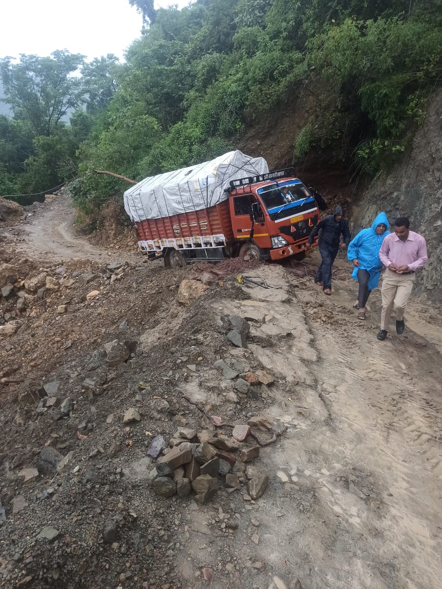 कोठी के समीप क्षतिग्रस्त सड़क पर फंसा हुआ ट्रक। कोठी के समीप क्षतिग्रस्त सड़क पर फंसा हुआ ट्रक।